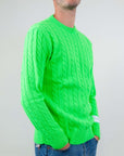 Maglia Girocollo Trecce Art. JACOB indossata da un modello con maglione verde fluo, taglia L, 183 cm