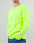 Maglia Girocollo Trecce Art. JACOB indossata da modello con taglia L, colore giallo fluorescent. 70% Acrilico 30% Lana.