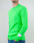 Maglia Girocollo Trecce Art. JACOB in verde neon indossata da modello con taglia L.