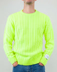 Maglia Girocollo Trecce Art. JACOB indossata da modello in maglione neon verde, taglia L.