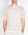 Maglia manica corta Crochet Berna in tessuto misto cotone e acrilico, modello indossato da uomo.