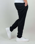 Pantalone misto lino nero accoppiato con scarpe bianche, ideale per comfort e stile.
