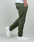 Pantaloni Pantalaccio misto lino Paros in verde, abbinati a scarpe bianche, per un look casual e alla moda.