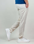Pantaloni Paros in misto lino e rayon, comodi e freschi, indossati con sneaker bianche.