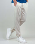 Pantalaccio misto lino PAROS in beige, con elastic waistband, abbinato a sneakers bianche per un look casual estivo.