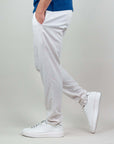 Pantaloni Paros in misto lino e rayon, leggeri e comodi, ideali per le stagioni calde, indossati con sneakers bianche.