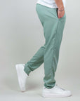 Pantaloni Paros in misto lino e rayon color verde, indossati con sneakers bianche, per un look casual e comodo.