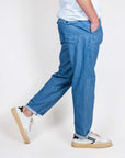 Pantalone Fatigue Tela Clark indossato da un modello, in tessuto 100% cotone, taglia 48.