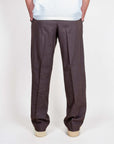 Pantalone con pince fondo ampio in misto lino I'm Brian Art, modello indossa taglia 48, pantalone misto lino ampio.