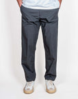 Pantalone tela Ripstop Officina 36 Uomo Art. 0273500530 indossato da modello, in tessuto 100% cotone colore grigio.
