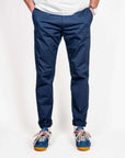 Pantalone slim fit cotone Officina 36 Leni Uomo, modello indossa taglia 48, elegante design moderno.