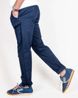 Pantalone slim fit cotone Officina 36 Leni Uomo Art. 02580A0213 indossato da un uomo in piedi con sneakers.