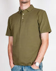 Polo manica corta Piquet tinto capo Over D Art, indossato da un uomo in taglia L, colore verde oliva.