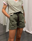 T-shirt scollo V Susy Mix in riga verde militare con pantaloni corti, taglia U, stile casual e moderno.