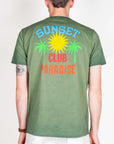 T-shirt Fade featuring Sunset Club Paradise design with sun and palm trees, model wearing size L, 100% cotton.