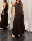 Abito donna cotone eleganza, modello Dixie cacao, 100% cotone, fresco e traspirante, indossato con sandali.