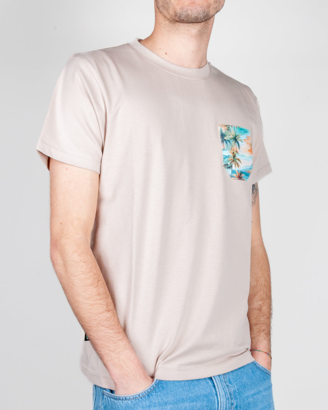 T-shirt taschino V2 Art. TUCL, t-shirt con taschino e stampa di palme colorate.