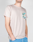 T-shirt taschino V2 Art. TUCL, t-shirt con taschino e stampa di palme colorate.