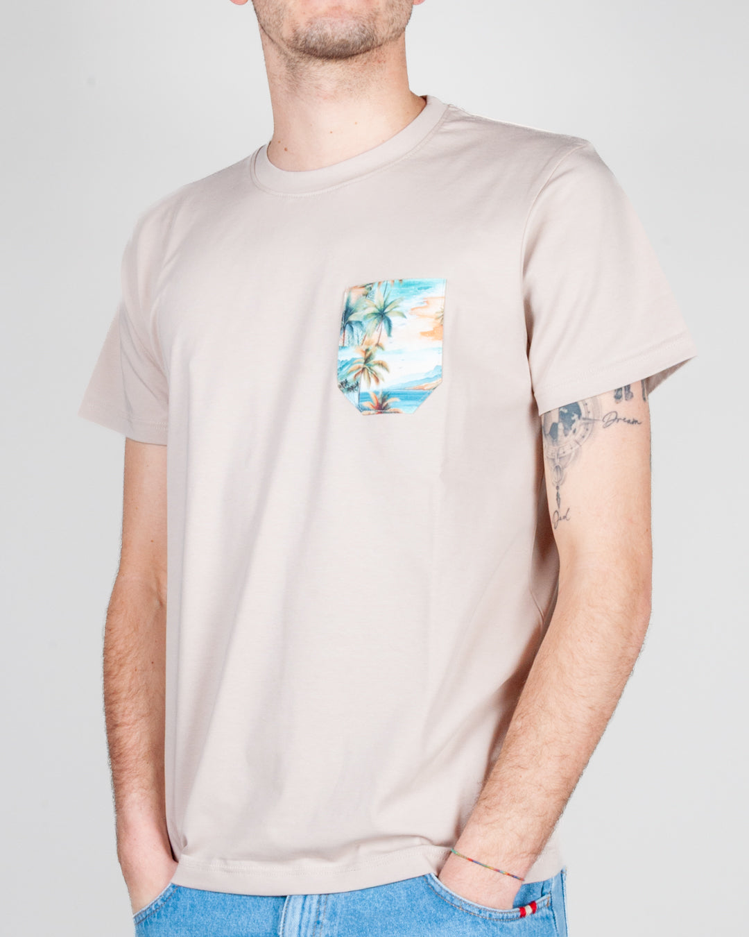 T-shirt taschino V2 Art. TUCL, beige with tropical pocket design for a casual summer look.