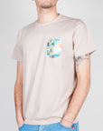 T-shirt taschino V2 Art. TUCL, beige with tropical pocket design for a casual summer look.