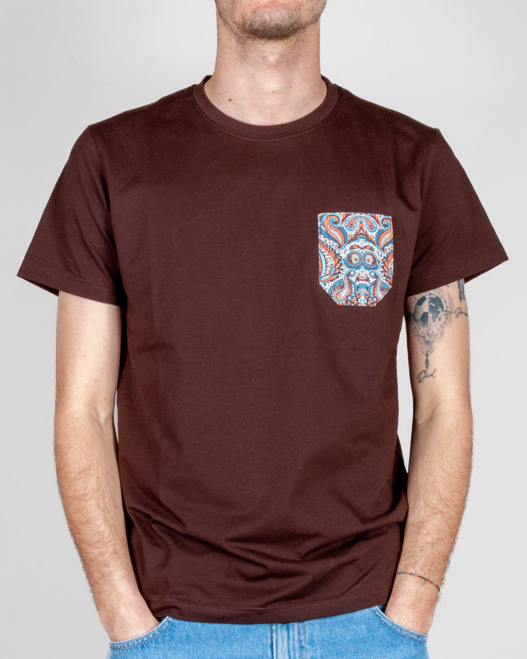 T-shirt taschino V2 Art. TUCL, con taschino colorato su maglietta marrone.