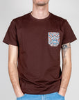 T-shirt taschino V2 Art. TUCL, con taschino colorato su maglietta marrone.