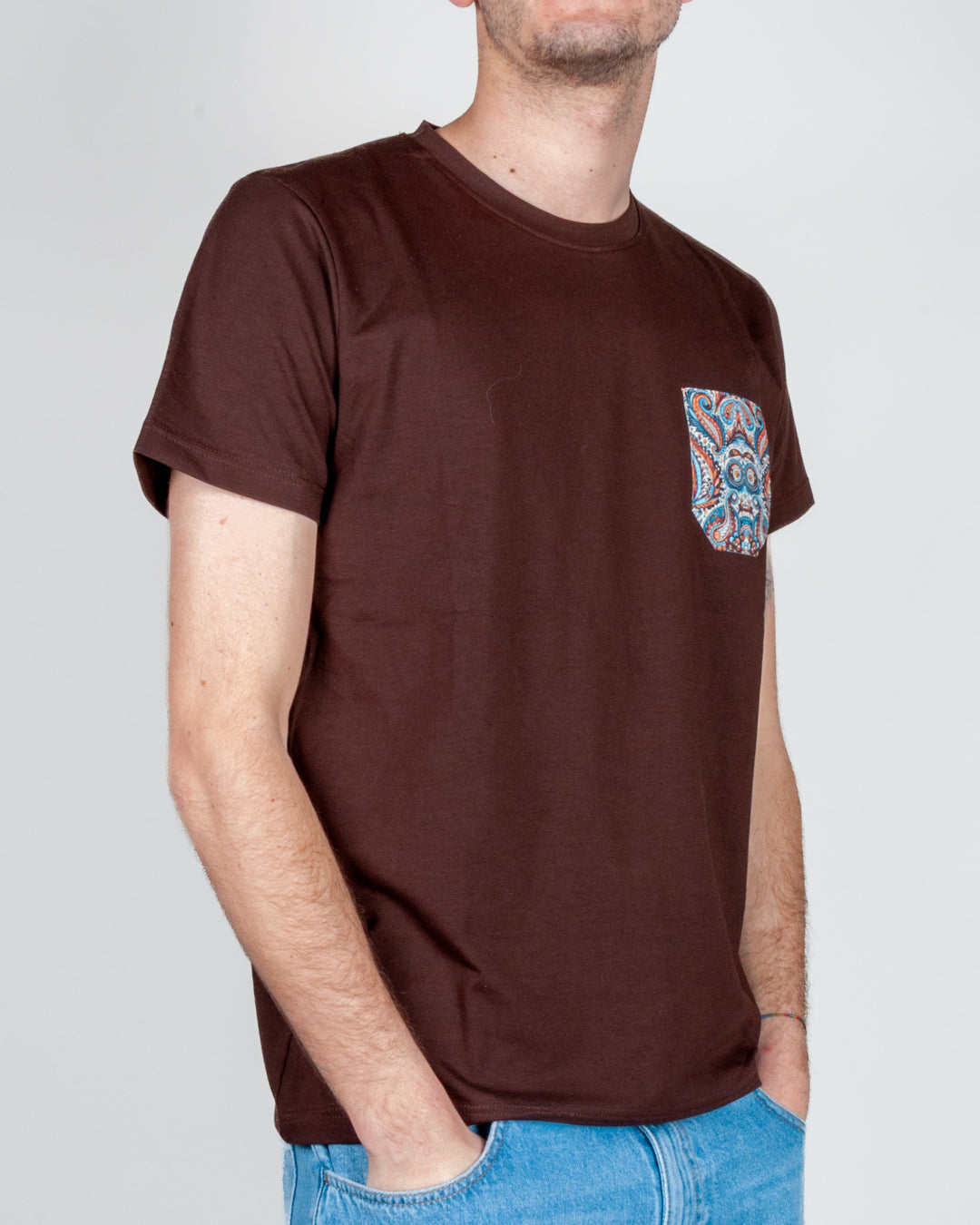 T-shirt taschino V2 Art. TUCL, uomo in maglietta marrone con taschino decorato.