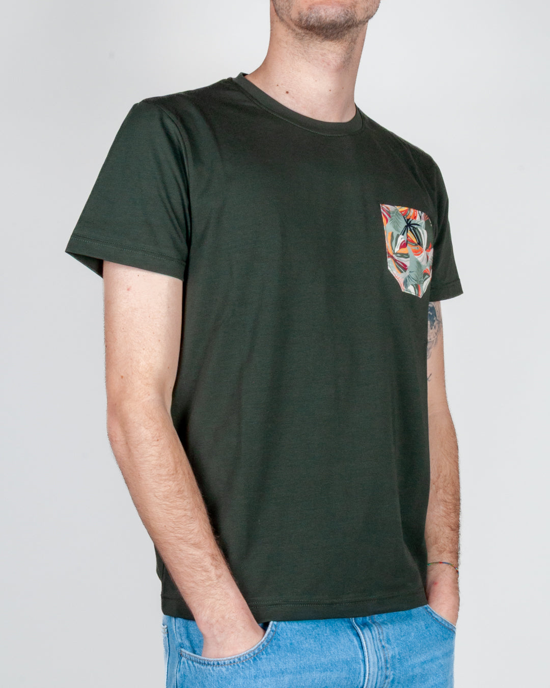 T-shirt taschino V2 Art. TUCL worn by a model featuring a colorful pocket design in a casual setting.
