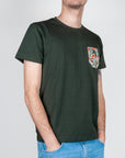 T-shirt taschino V2 Art. TUCL worn by a model featuring a colorful pocket design in a casual setting.