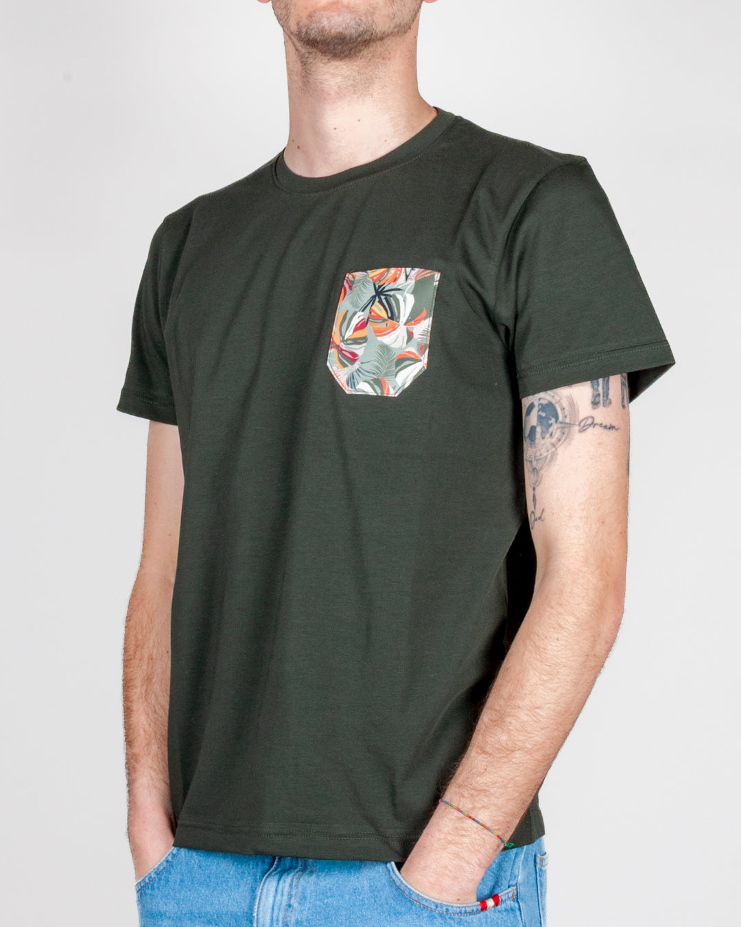 T-shirt taschino V2 Art. TUCL shown on a model, featuring a pocket with a floral design and a relaxed fit.