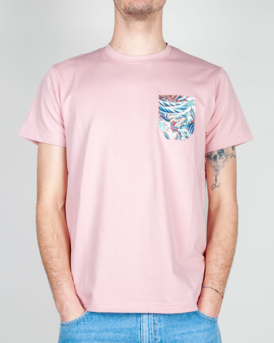 T-shirt taschino V2 Art in pink with a decorative pocket featuring colorful patterns.