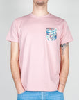 T-shirt taschino V2 Art in pink with a decorative pocket featuring colorful patterns.