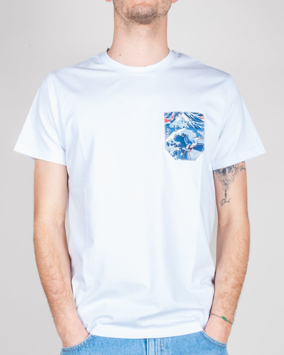 T-shirt taschino V2 Art. TUCL featuring a white design and a colorful pocket illustration.