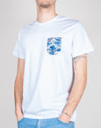Modello T-shirt taschino V2 Art. TUCL con taschino decorato in blu e bianco, indossata da un uomo.