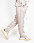 Pantalone 100% Lino Officina modello Rapallo indossato da uomo in movimento.