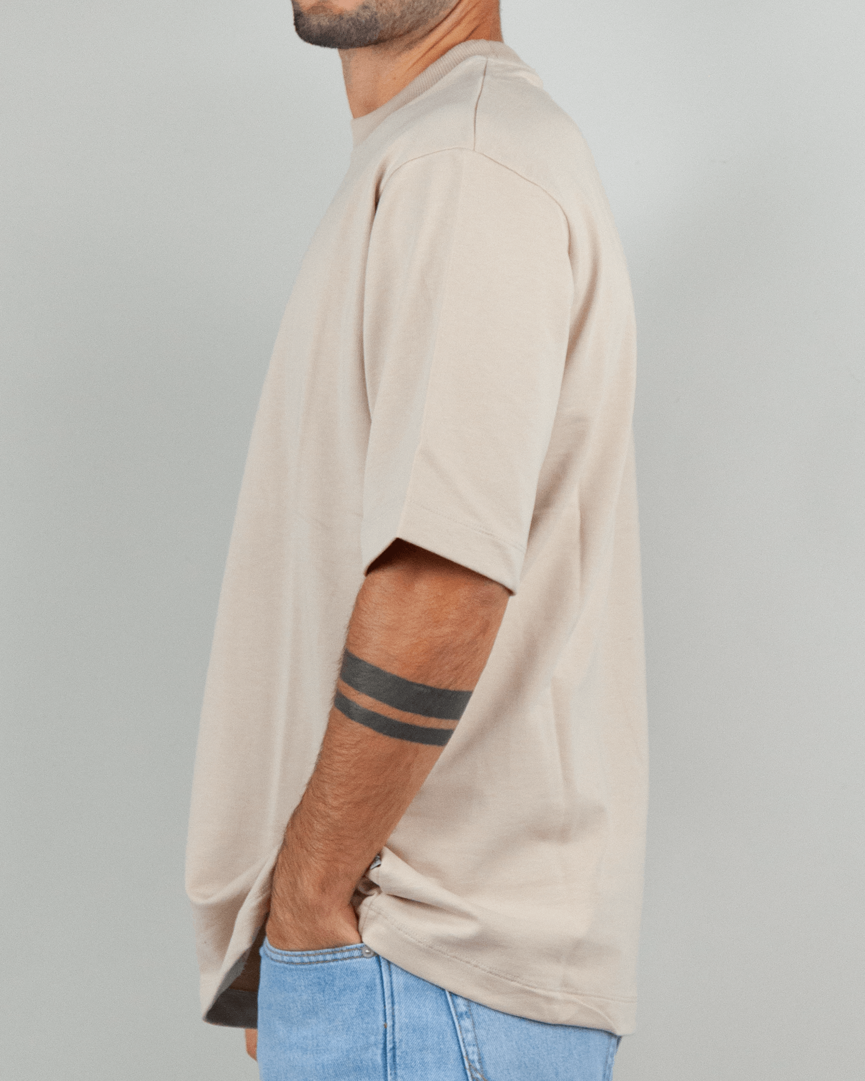 T-shirt in felpa Berna worn by a model showing its side view, perfect for casual outfits.