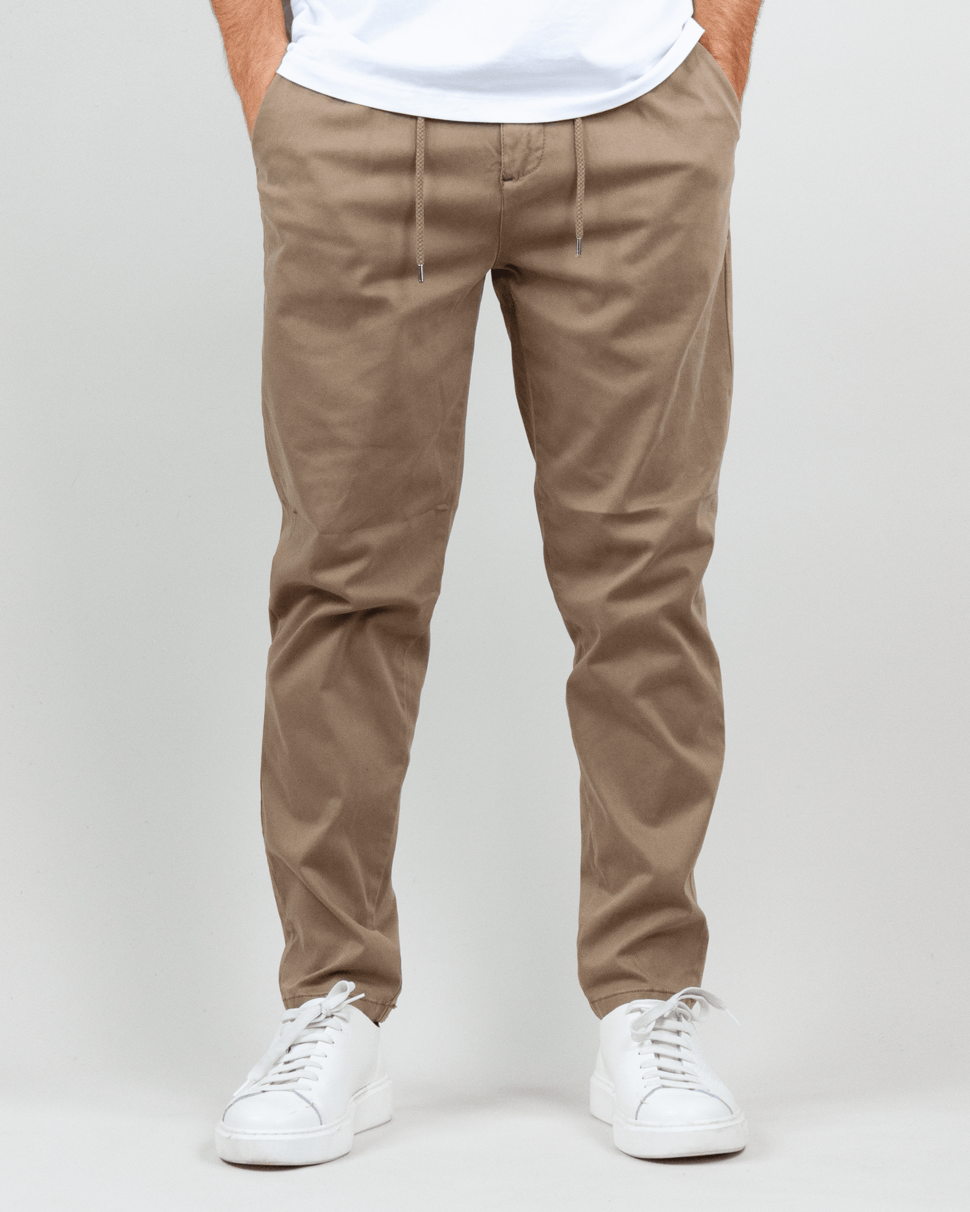 Pantalaccio Berna Uomo Art. BRN M 252112 displayed in a stylish outfit with white sneakers.