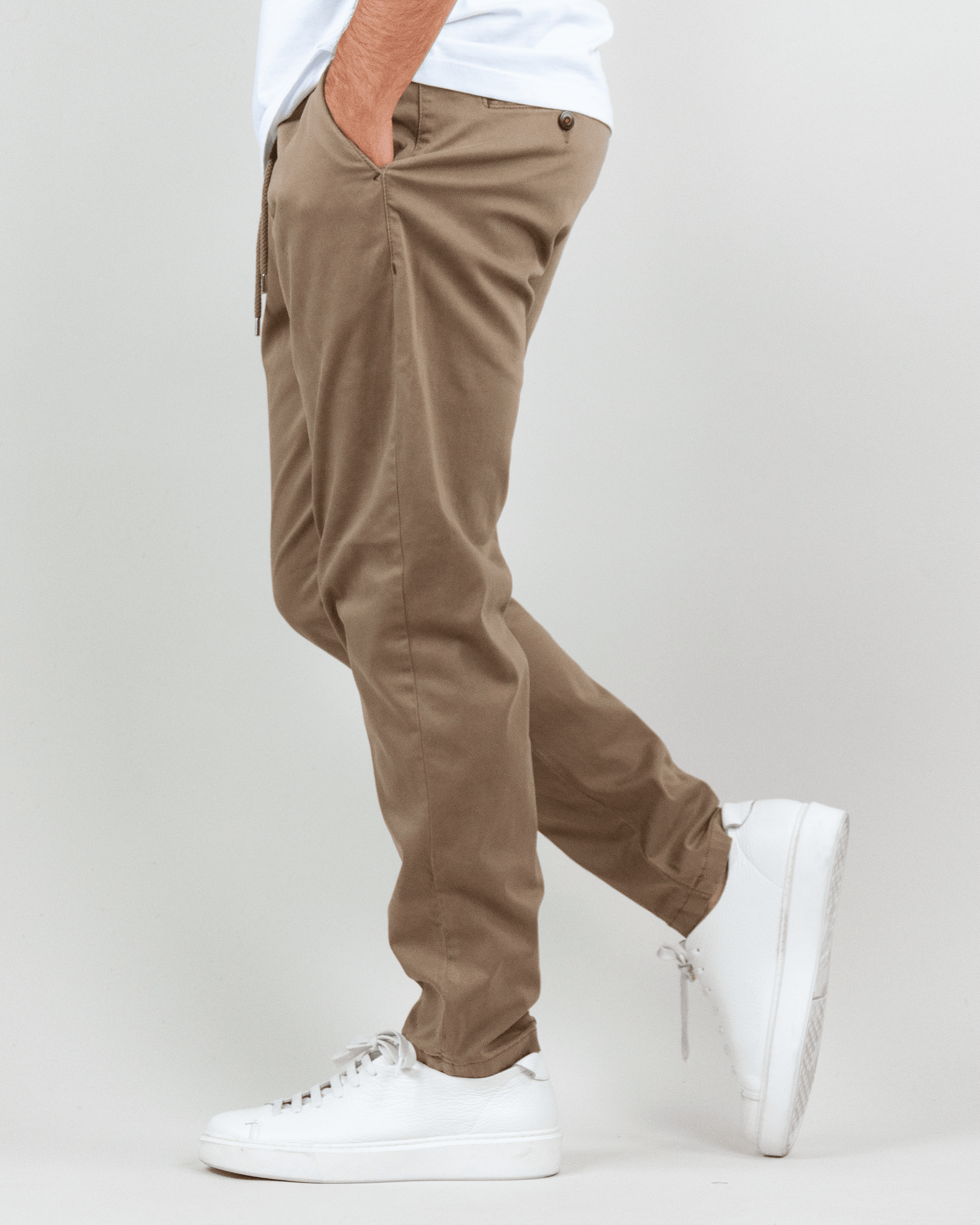 Pantalaccio Berna Uomo Art. BRN M 252112 shown in khaki color, paired with white sneakers.