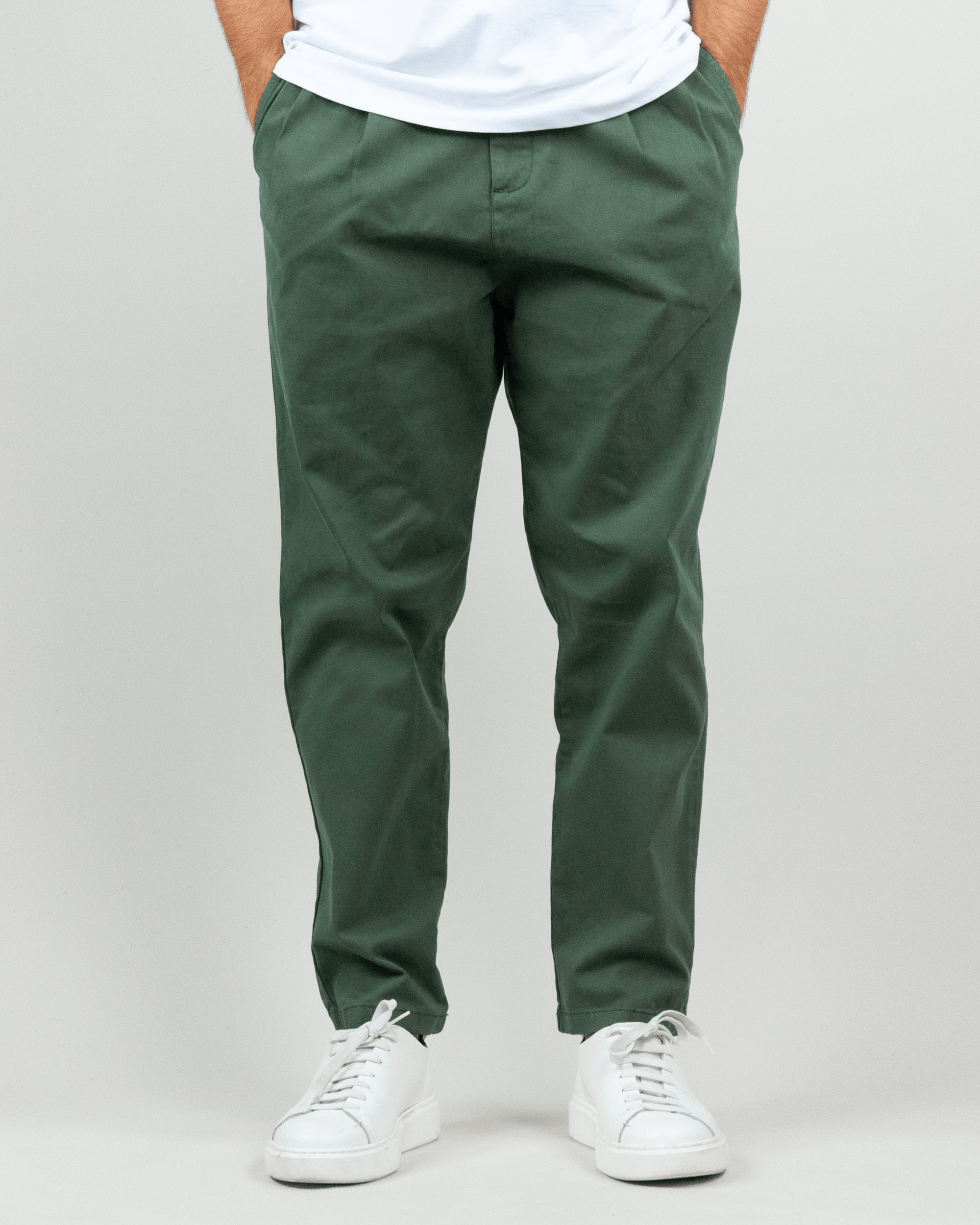 Pantalone Berna Uomo Art. BERNA M 252146 indossato da uomo in taglia 46 con vestibilità comoda e stile moderno.