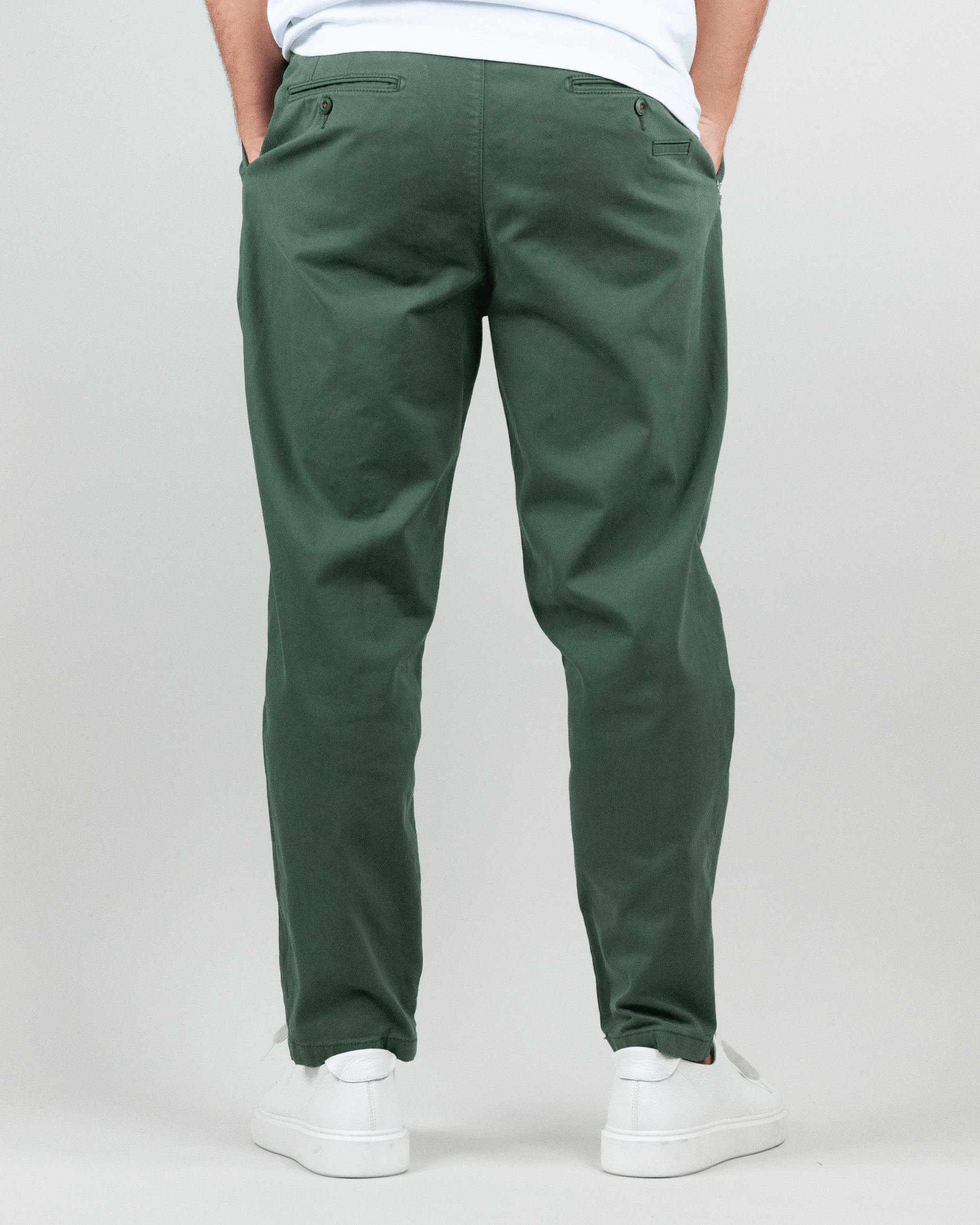 Pantalone Berna Uomo visto da dietro, in tessuto 97% cotone e 3% elastane, taglia 46.