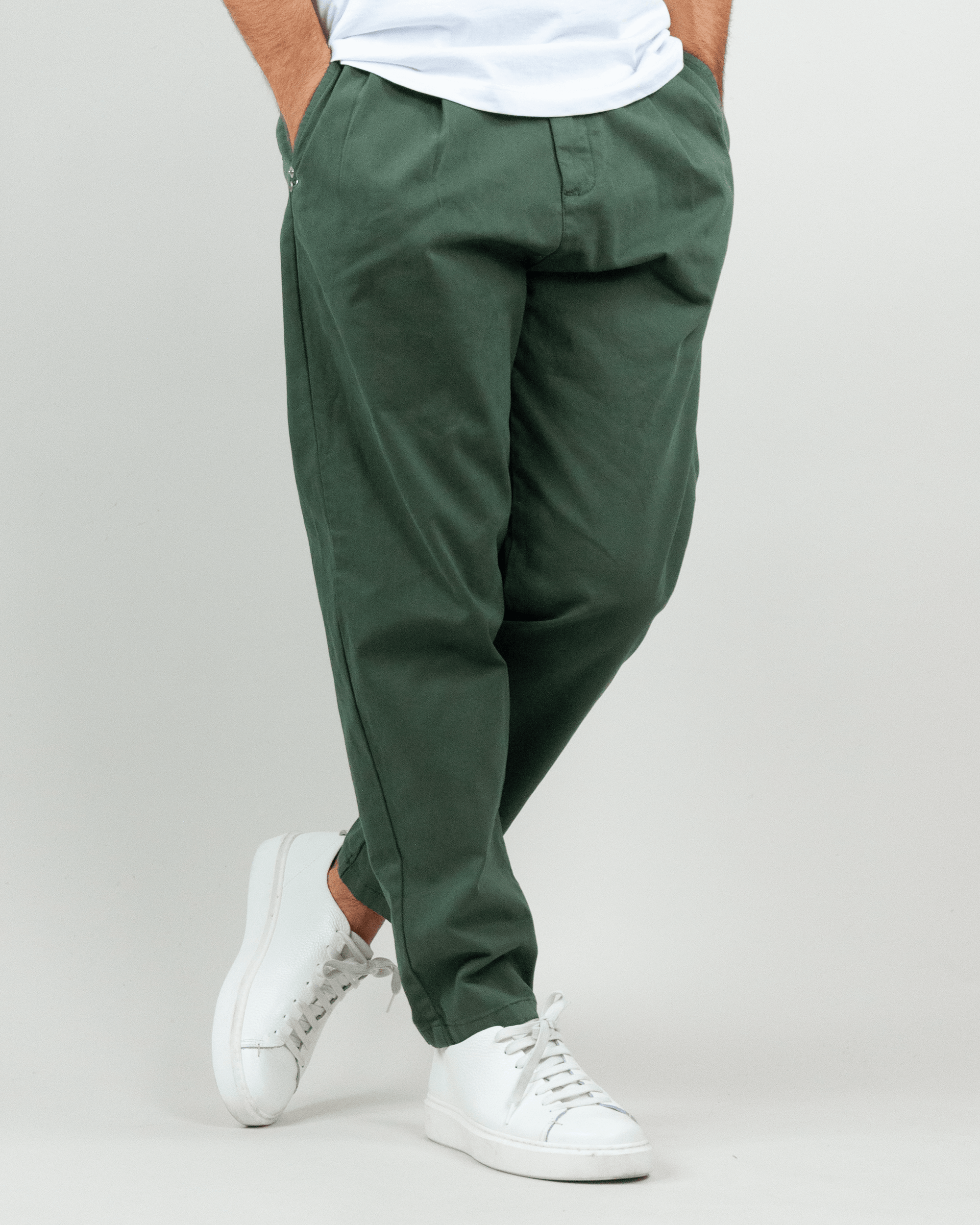 Pantalone Berna Uomo in verde, modello casual, indossato da uomo con sneakers bianche, taglia 46