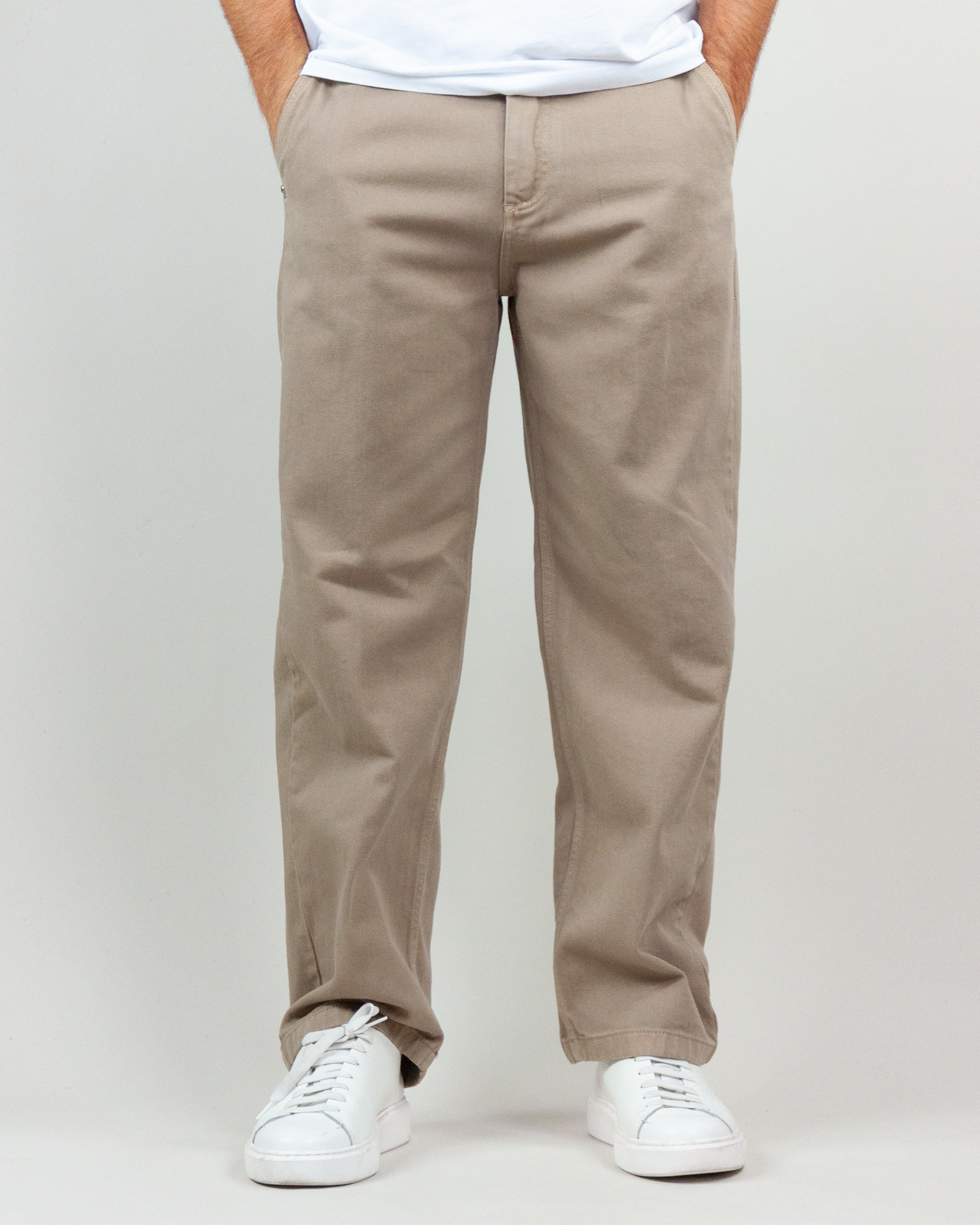 Pantalone Drill Berna Uomo BRN M 252108 displayed on model wearing a white t-shirt and sneakers.