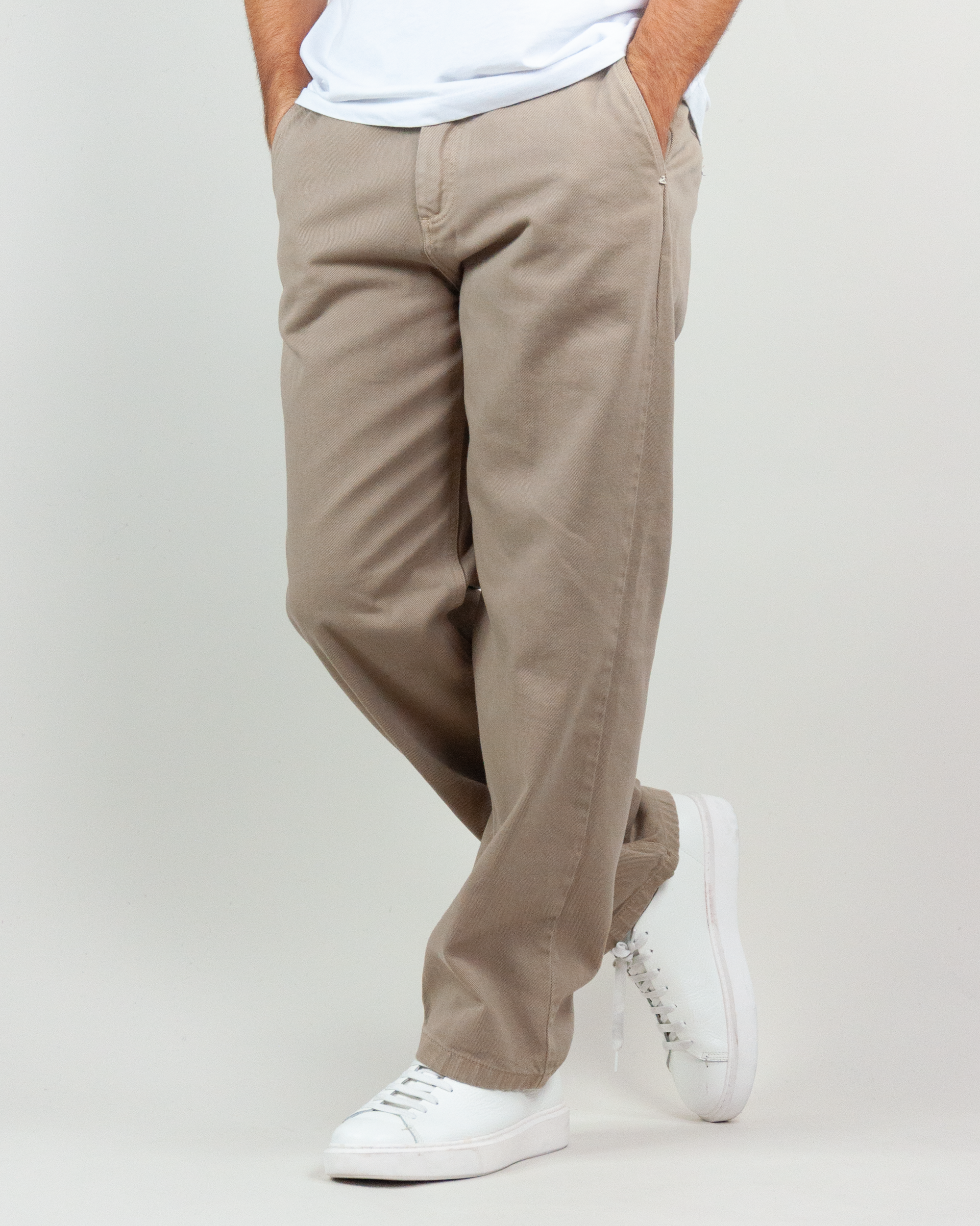 Pantalone Drill Berna Uomo BRN M 252108 displayed on model, featuring casual design and lightweight fabric.