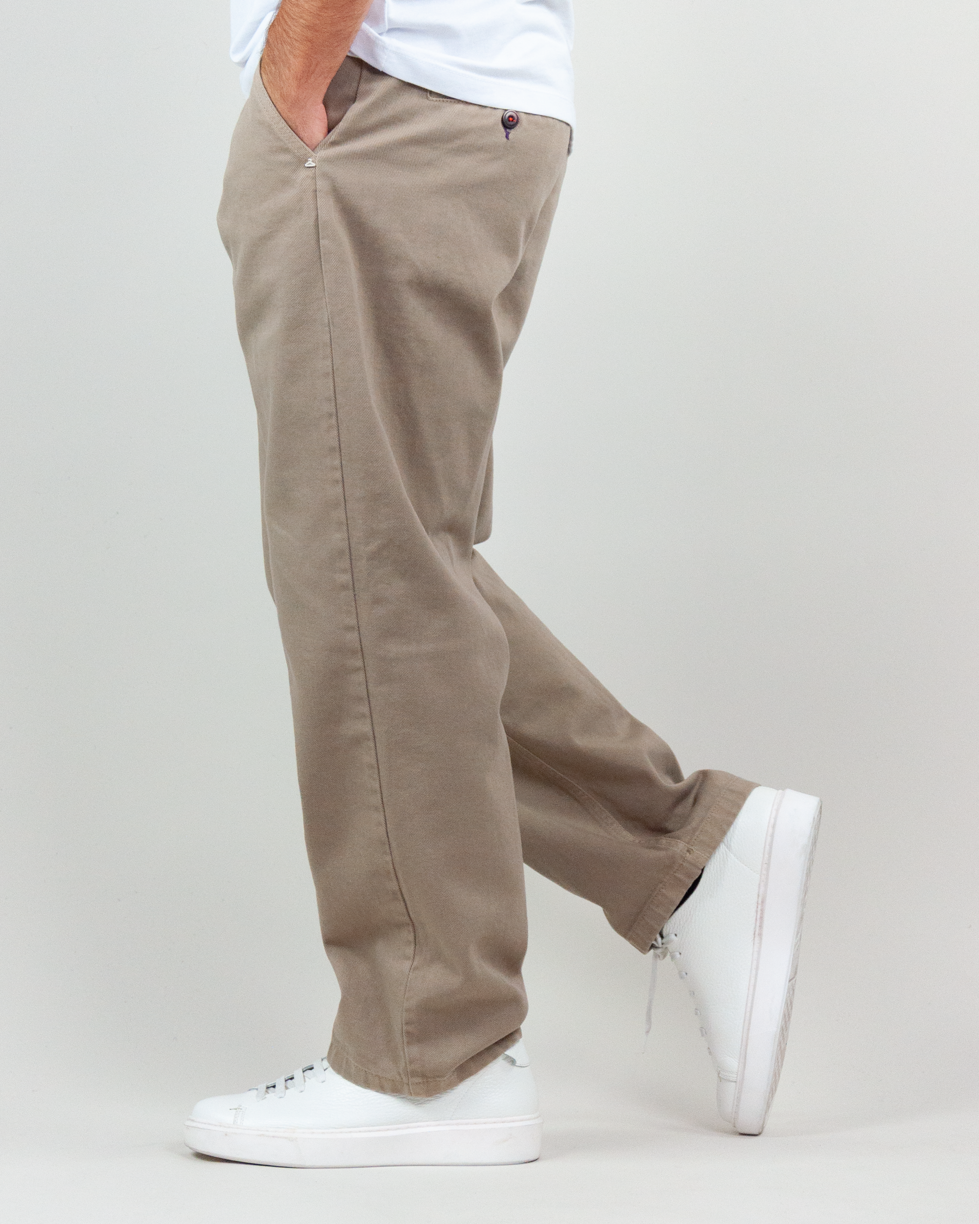 Pantalone Drill Berna Uomo BRN M 252108 in khaki color, styled with white sneakers and a casual white t-shirt.