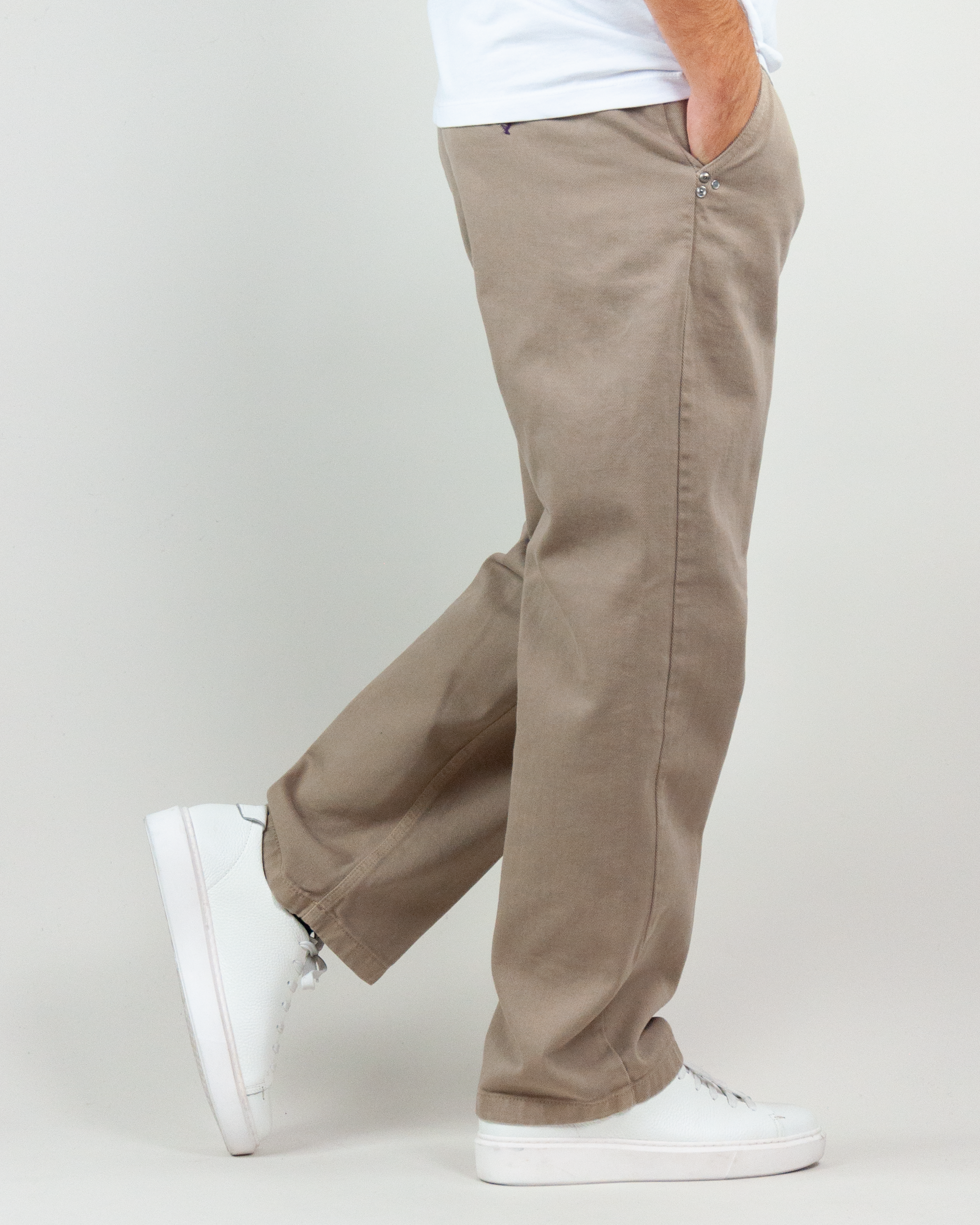 Pantalone Drill Berna Uomo BRN M 252108 showcased on a model wearing white sneakers against a neutral background.