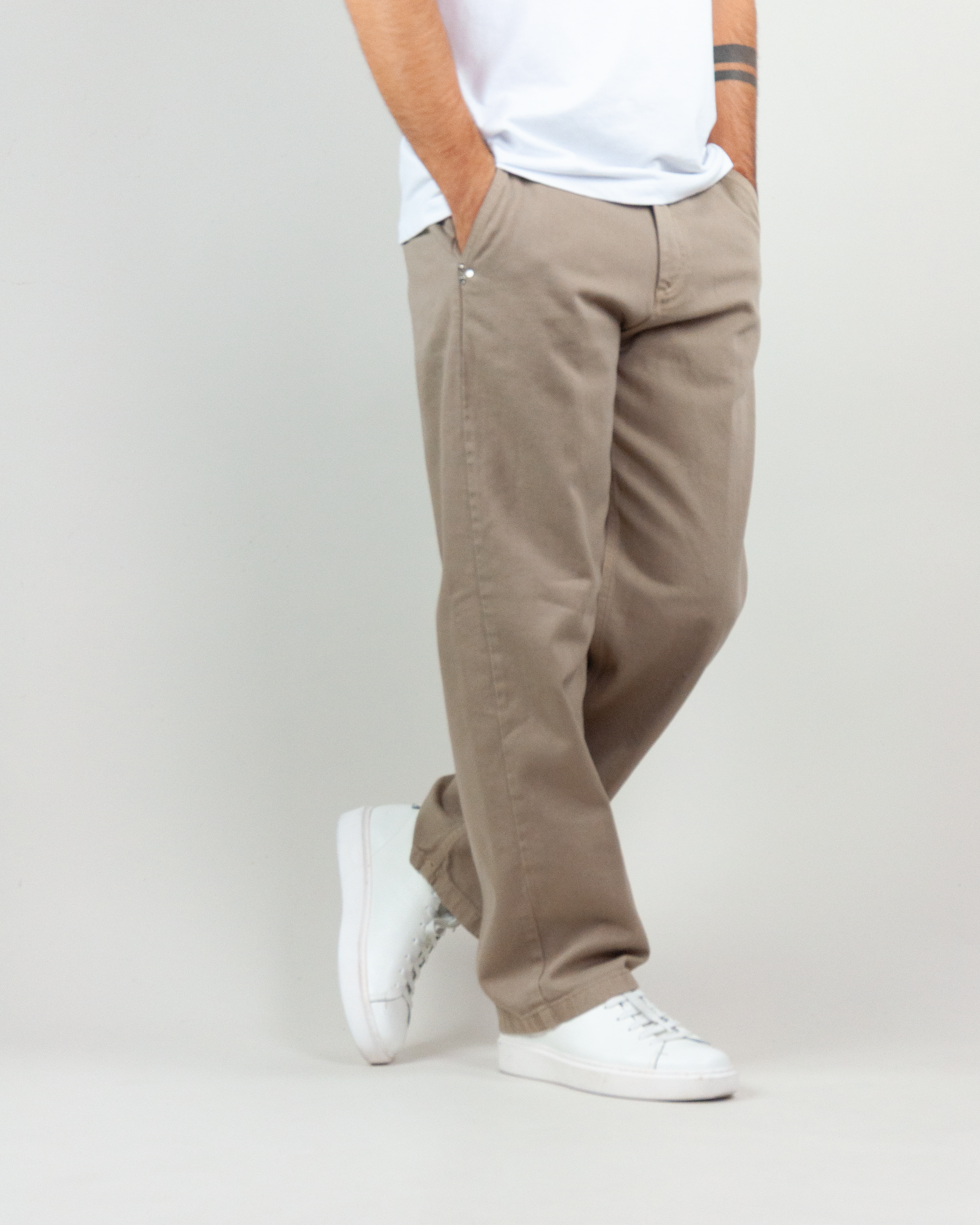Pantalone Drill Berna Uomo BRN M 252108 in light brown, styled with a white t-shirt and sneakers.