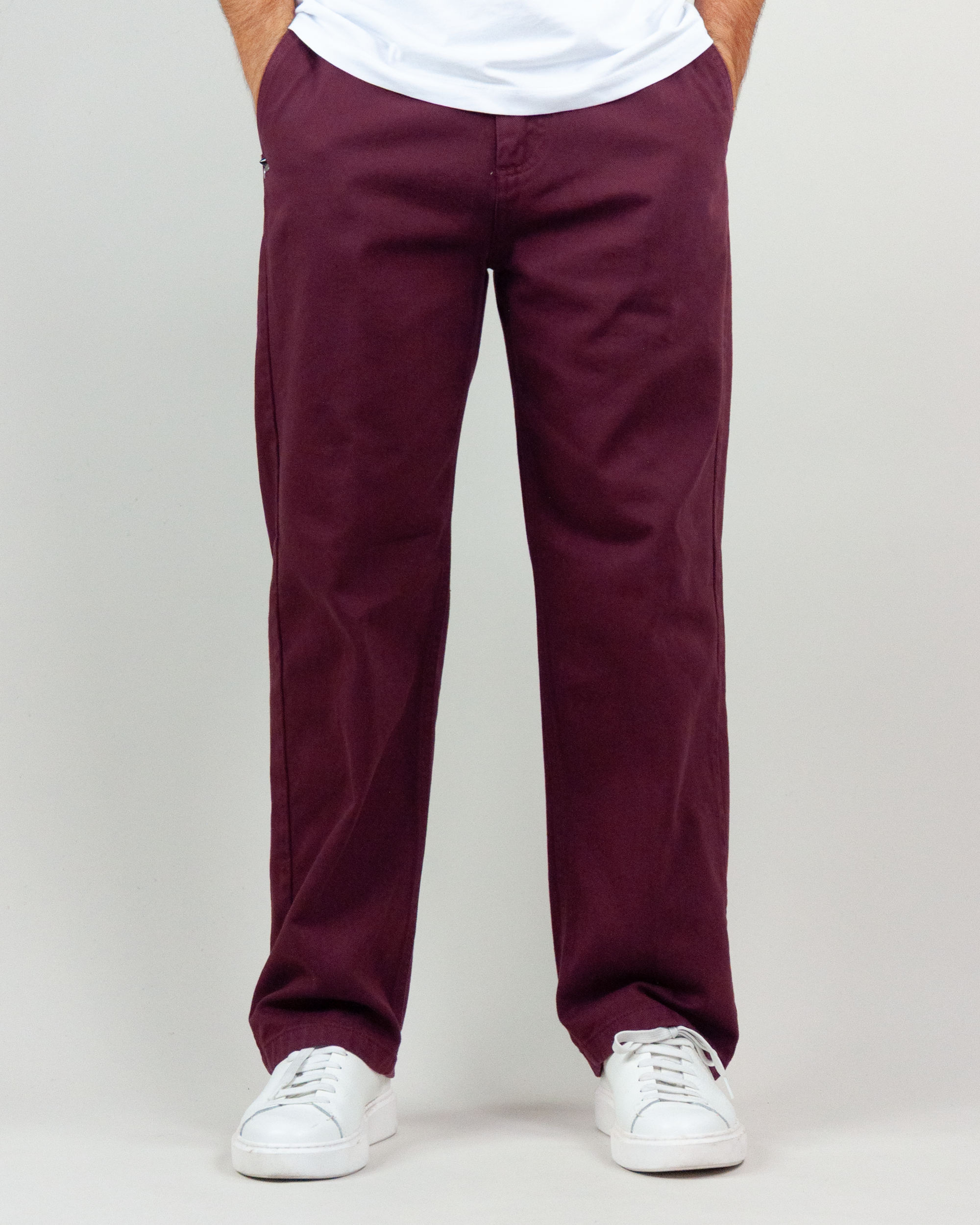 Pantalone Drill Berna Uomo BRN M 252108 in burgundy color worn with white sneakers.