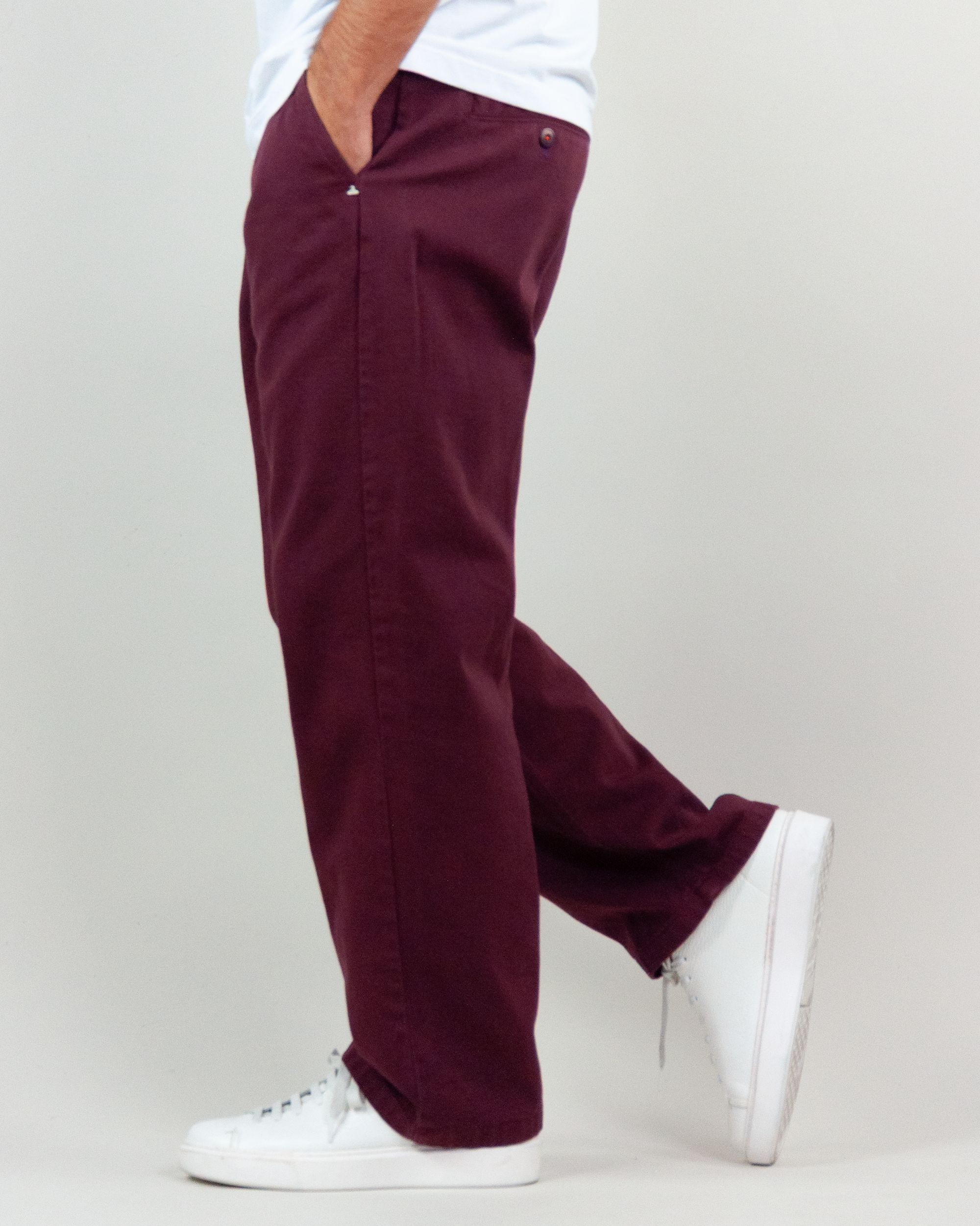 Pantalone Drill Berna Uomo BRN M 252108 displayed on a model wearing a white t-shirt and white sneakers.