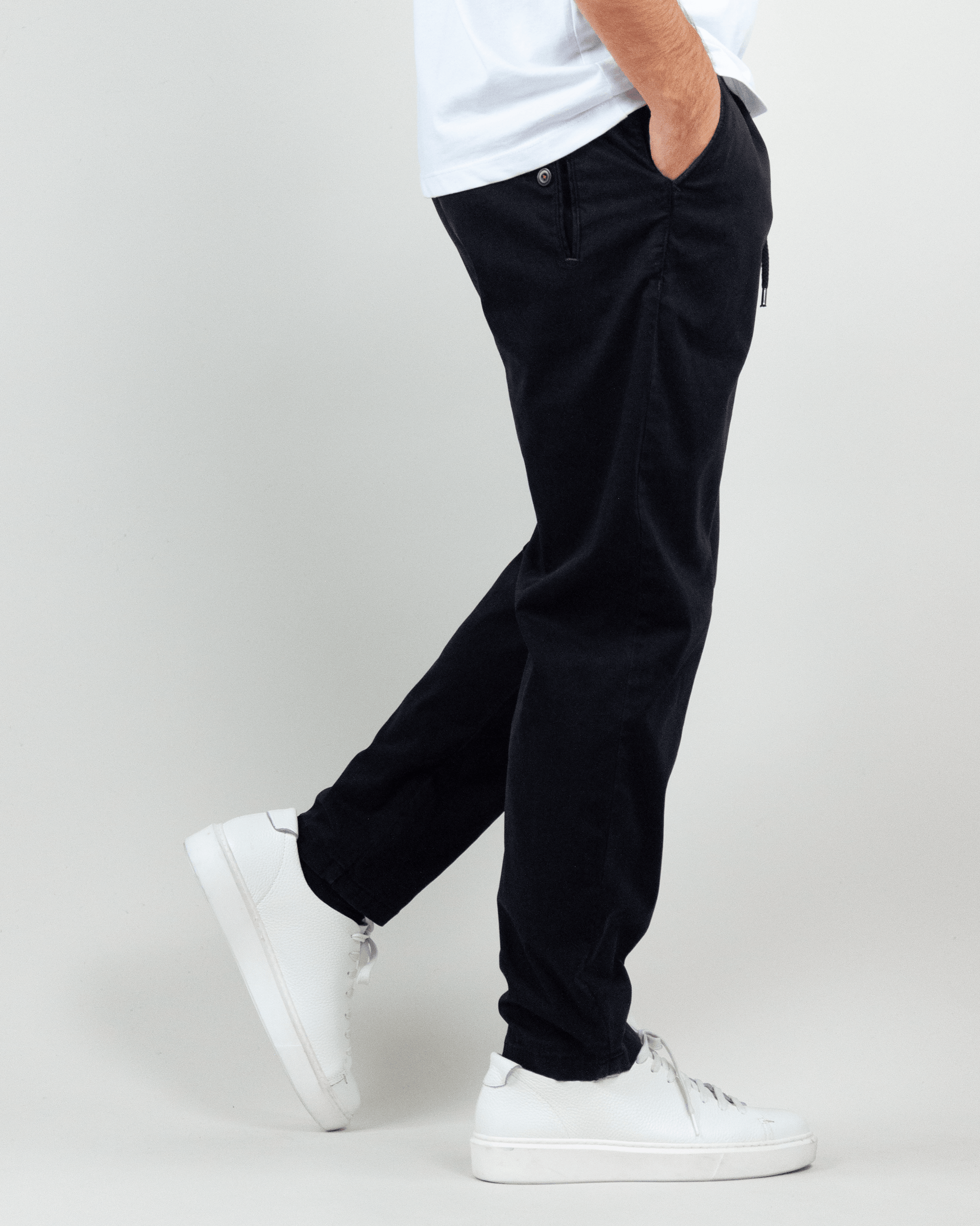 Pantalaccio Berna Uomo Art. BRN M 252112 worn with a casual white t-shirt and stylish white sneakers.