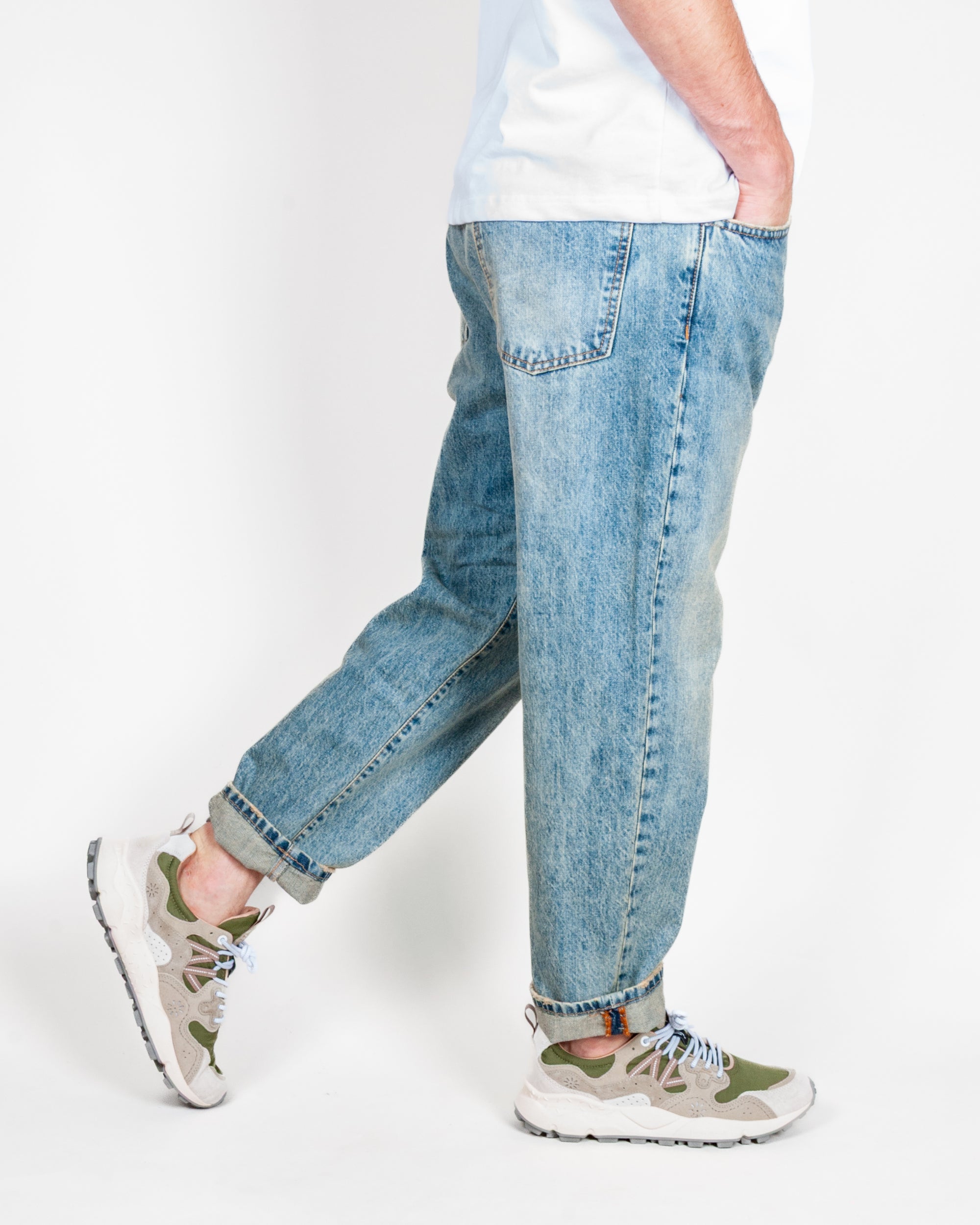 Jeans carrot fit I'm Brian Art. ALEXL5